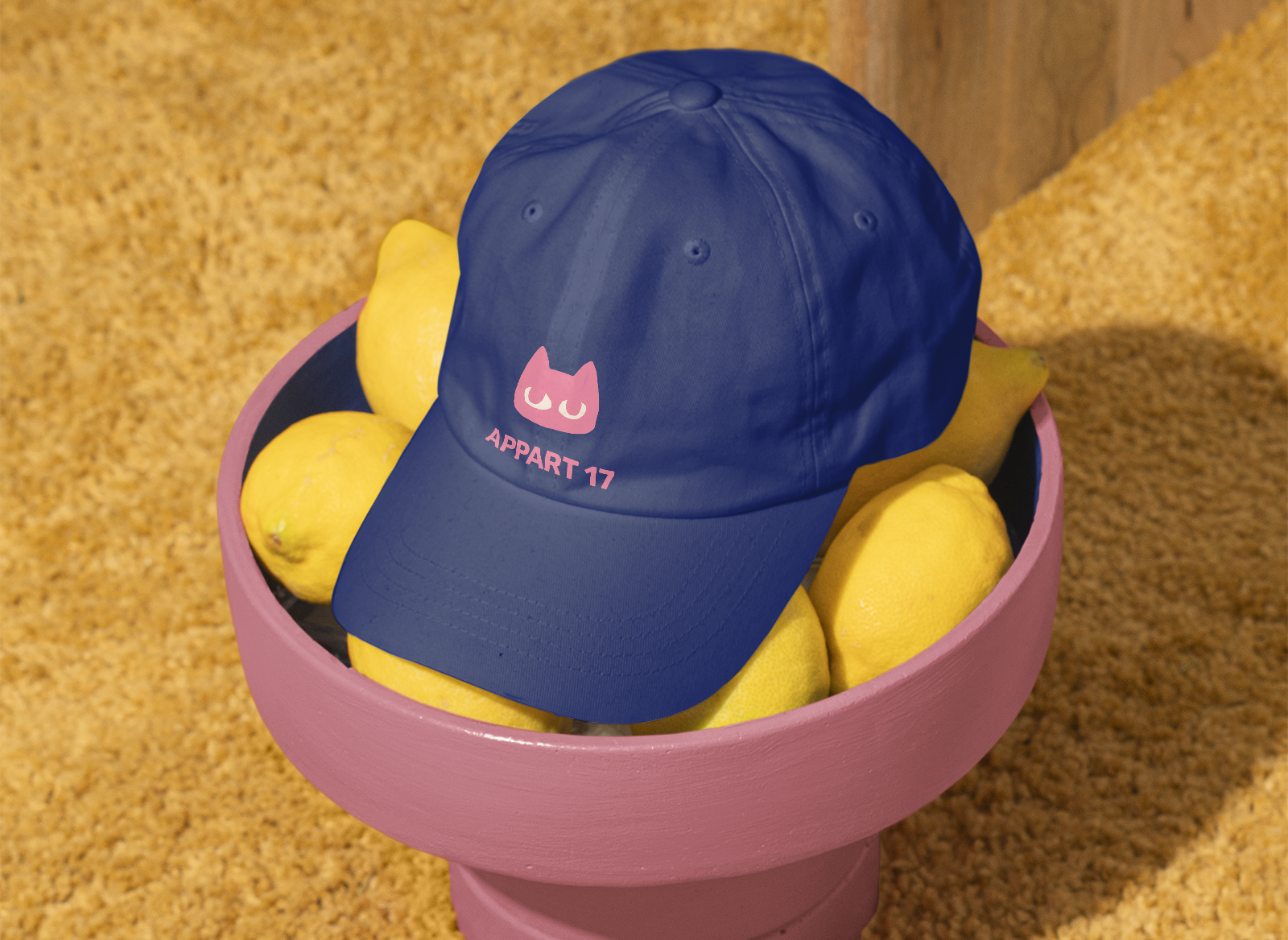 Casquette bleue Appart 17 avec logo chat rose