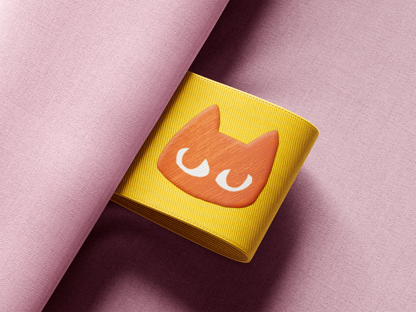 Étiquette jaune avec logo chat Appart 17 sur fond textile rose