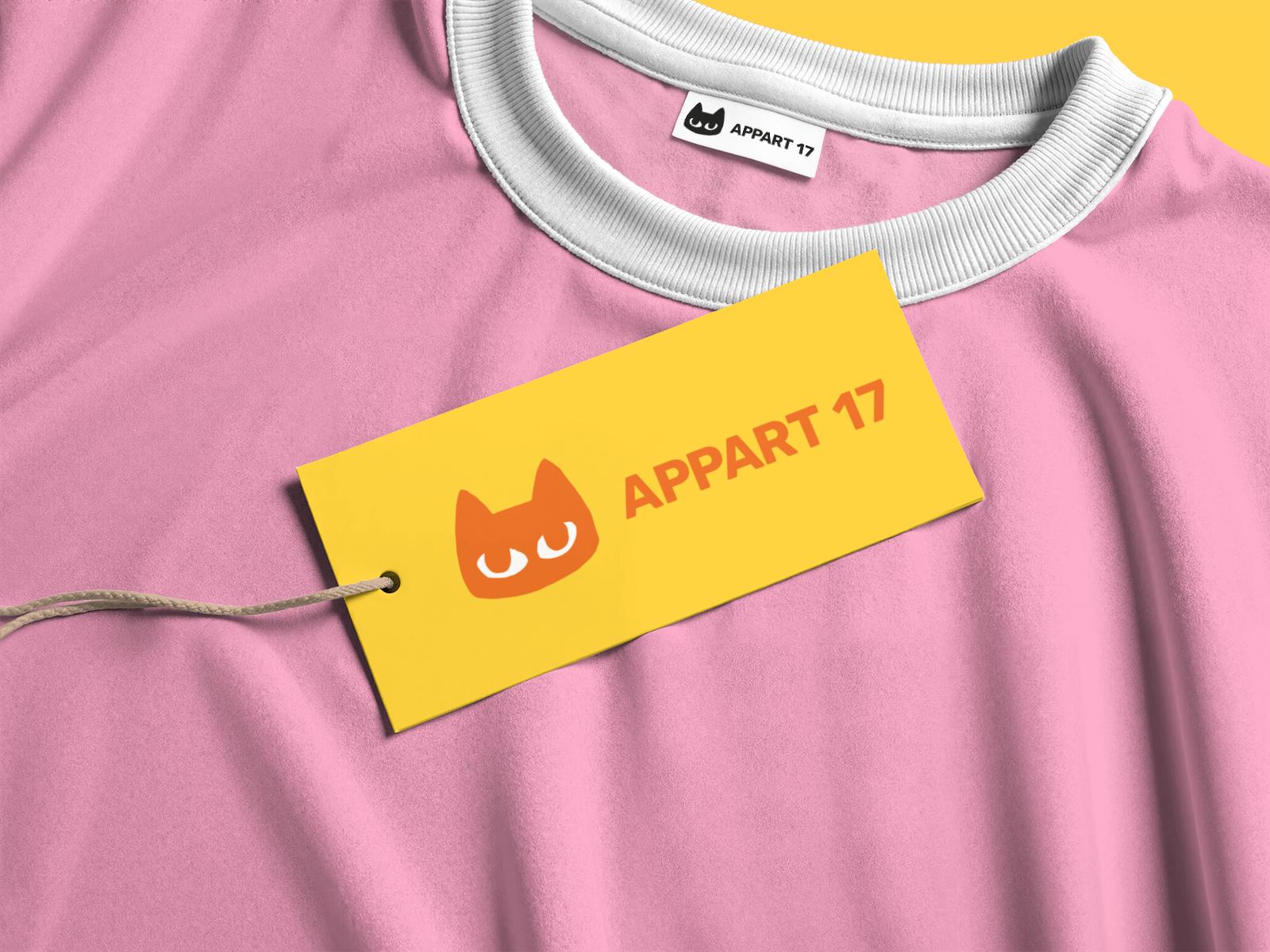 Étiquette jaune Appart 17 avec logo chat sur vêtement rose
