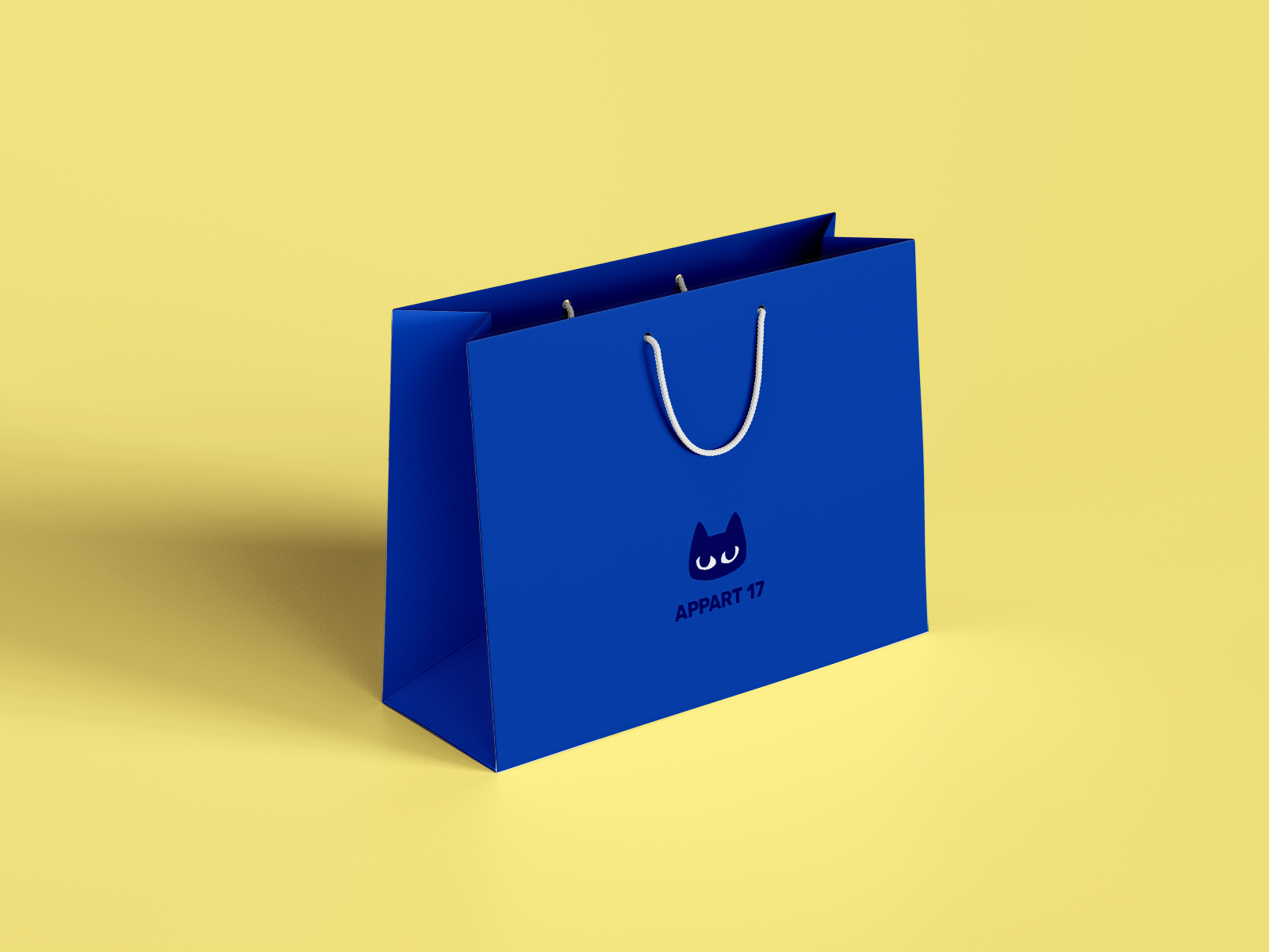 Sac shopping bleu Appart 17 avec logo chat sur fond jaune