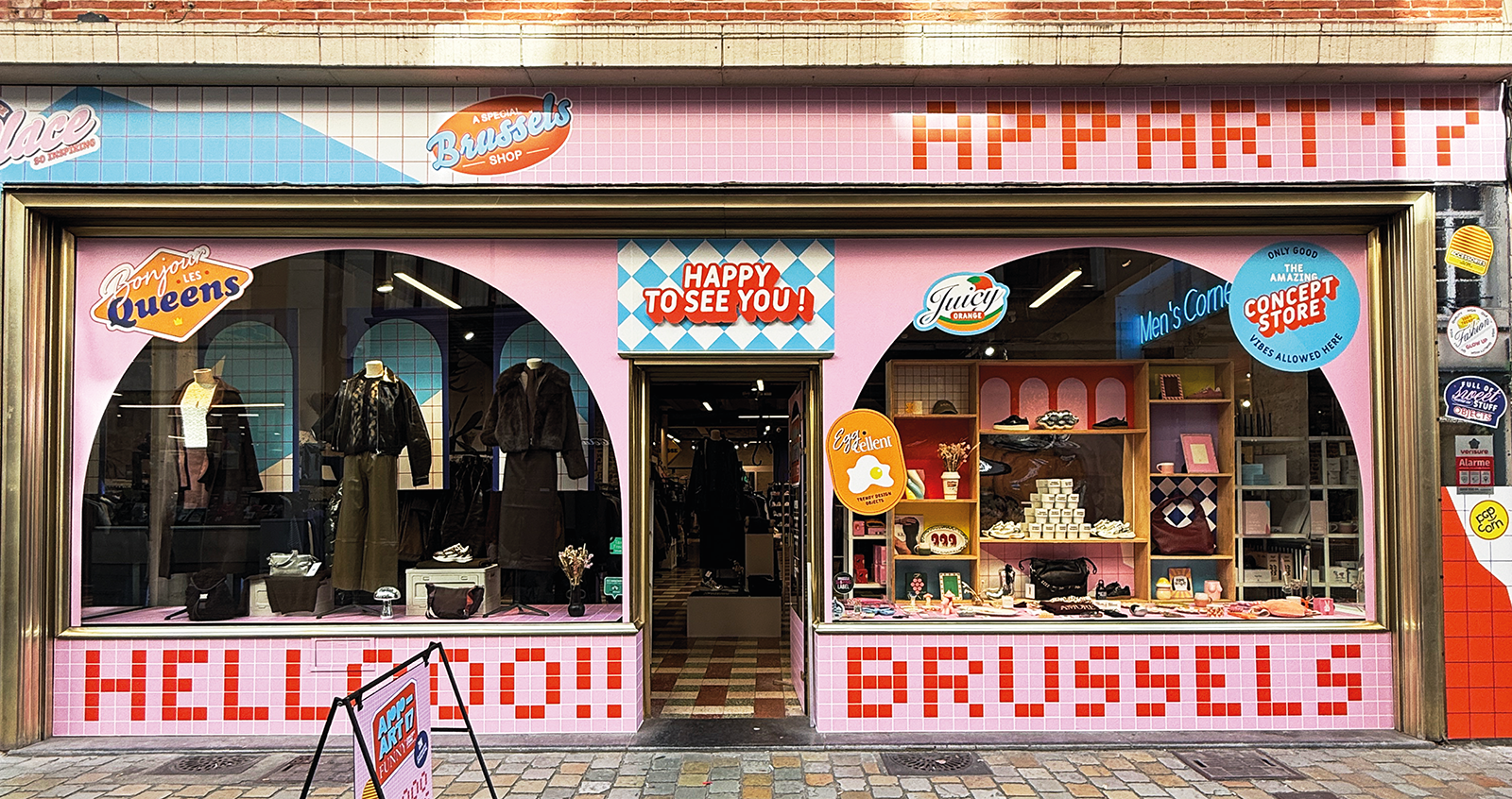 Vitrine Appart 17 réalisée avec habillage rétro rose et signalétique colorée