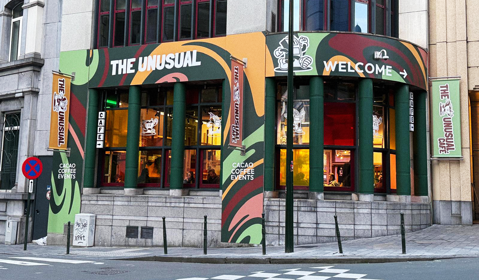 Façade The Unusual à Bruxelles habillée avec la nouvelle identité visuelle
